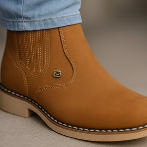 [Kit 4 em 1] Bota Masculina Zemu de Cano Curto em Couro Legítimo com Boné Modão, Cinto Country e Carteira GRÁTIS