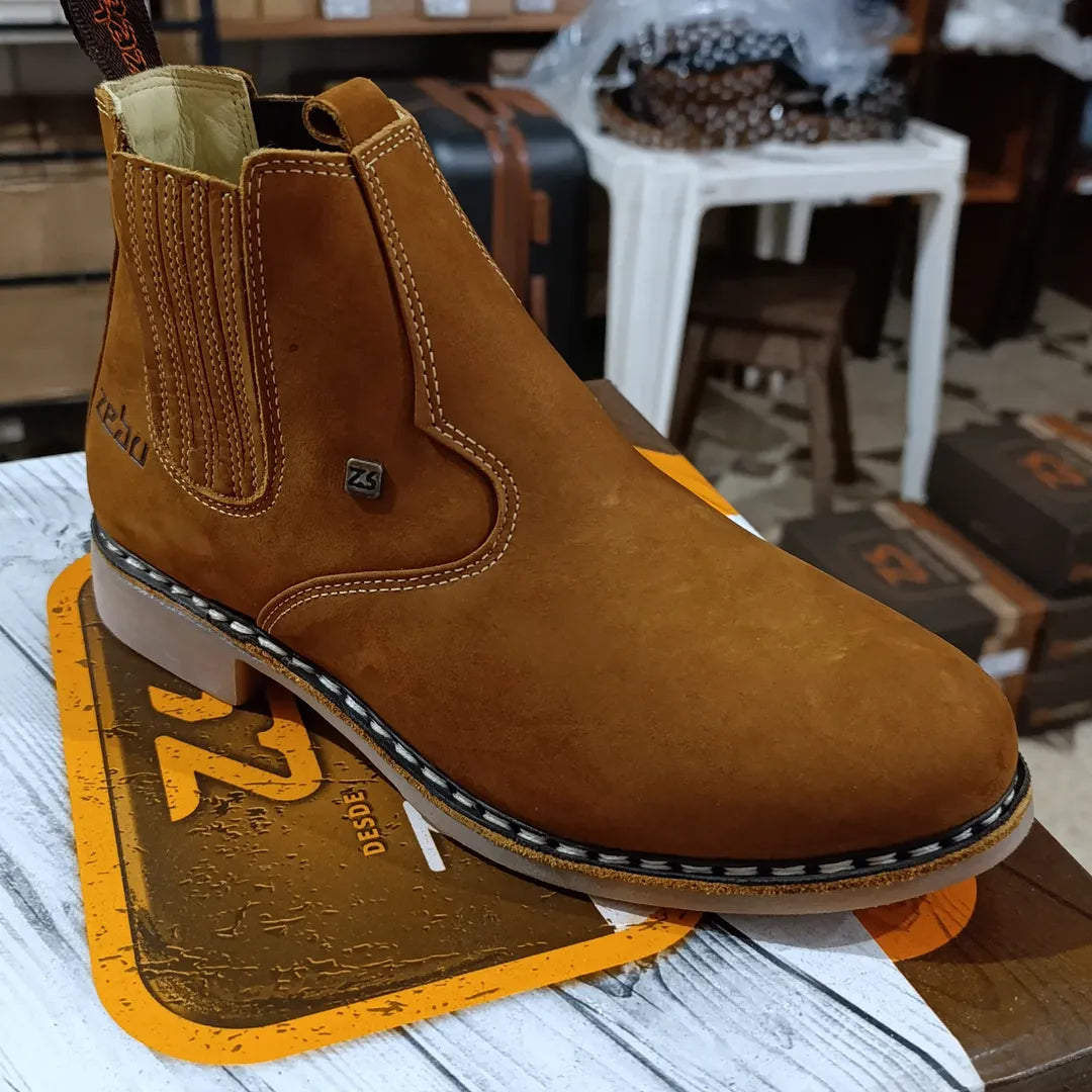 [Kit 4 em 1] Bota Masculina Zemu de Cano Curto em Couro Legítimo com Boné Modão, Cinto Country e Carteira GRÁTIS